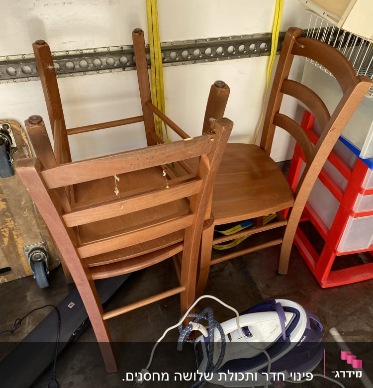 כיסאות עץ הפוכים, רצועות צהובות, מגהץ על הרצפה